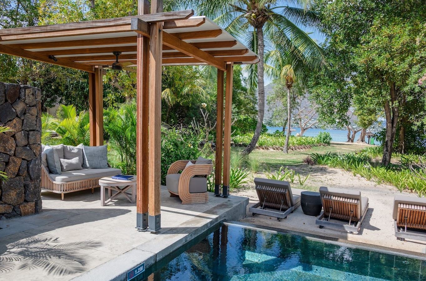 rooms-family-beachfront-suite-pool-villa