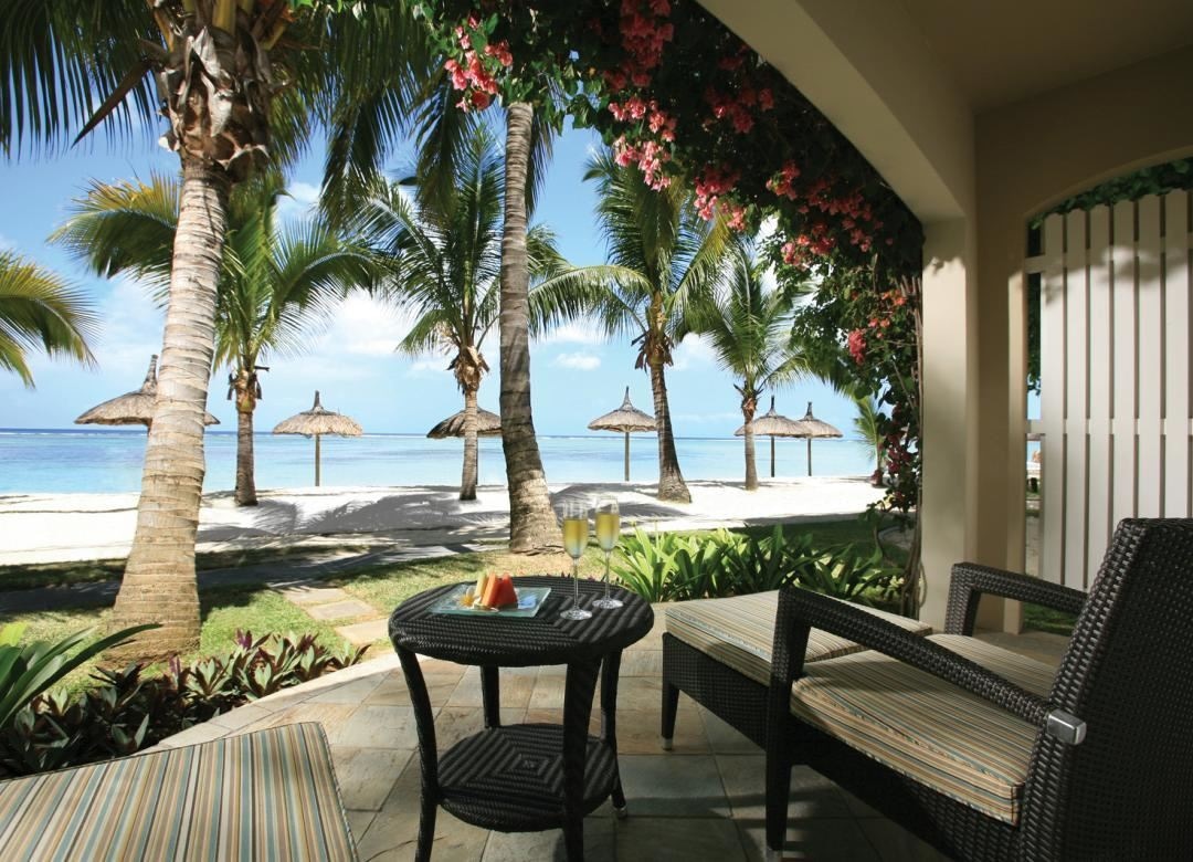 rooms-deluxe-beachfront-room