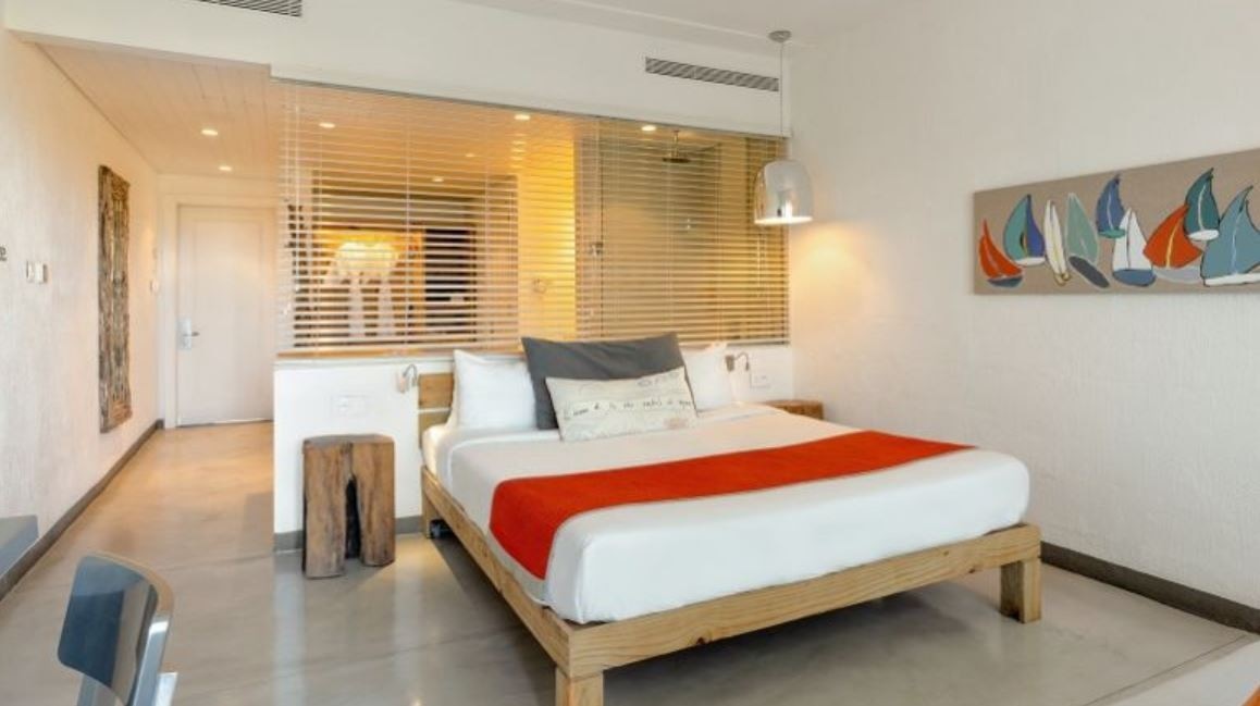 rooms-couple-deluxe-with-partial-sea-view