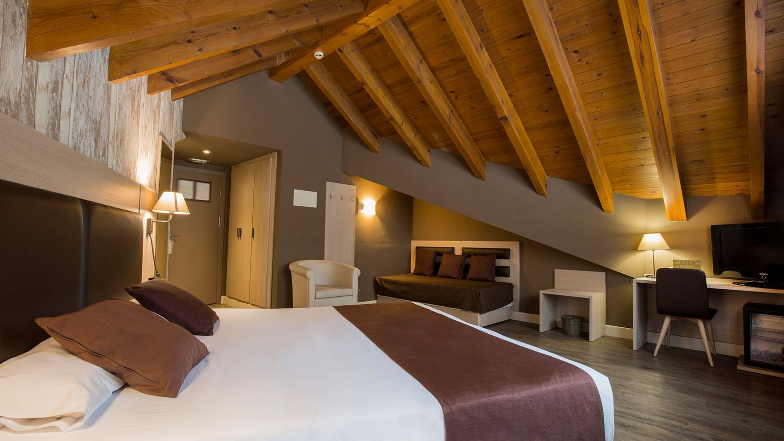 rooms-quadrruple-room