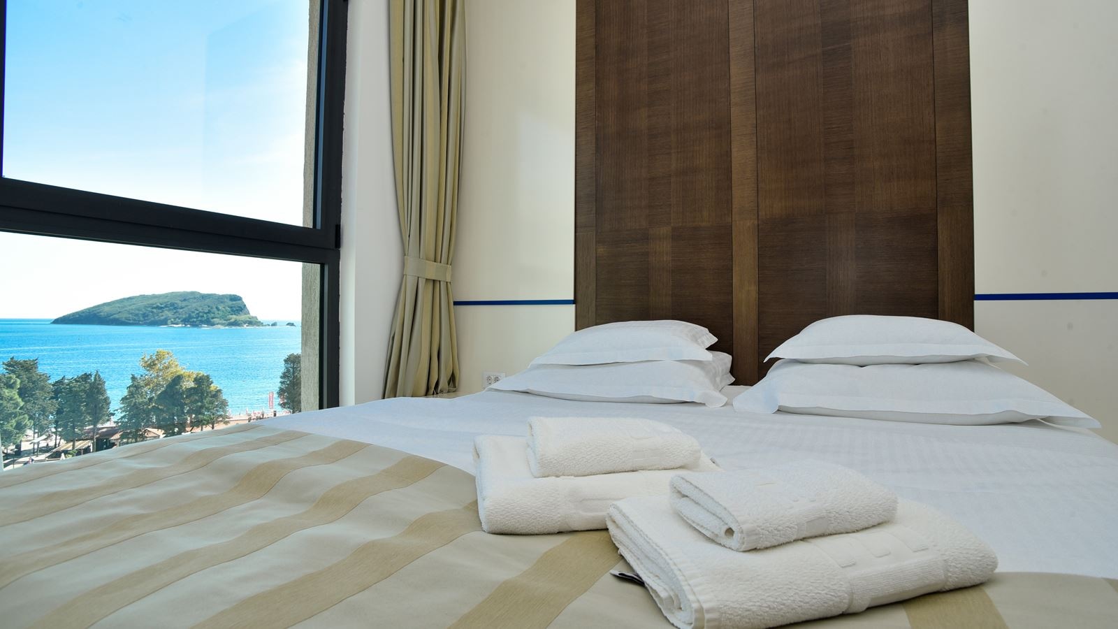 rooms-deluxe-apartment-two-bedroom-sea-view-with-terrace