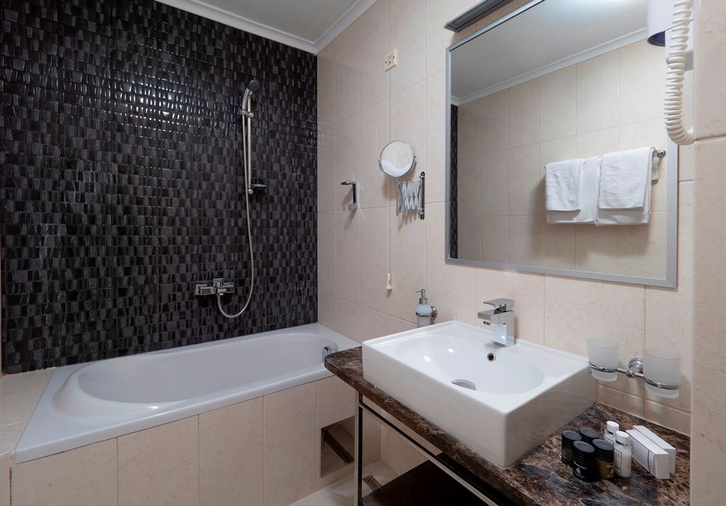 rooms-family-room-land-view