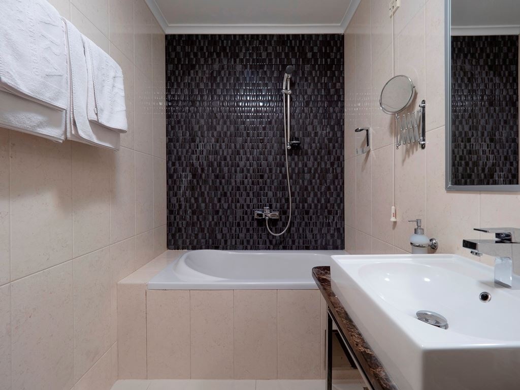 rooms-family-room-land-view