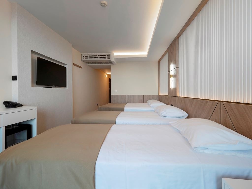 rooms-triple-room-main-building