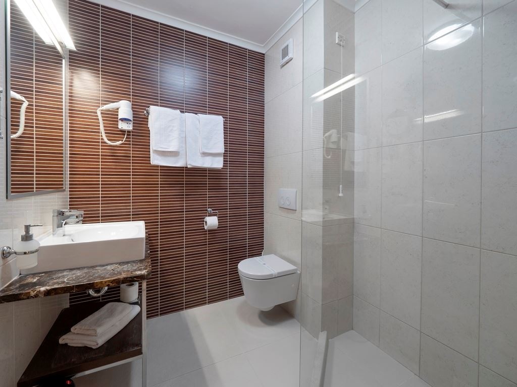 rooms-triple-room-sea-view-main-building