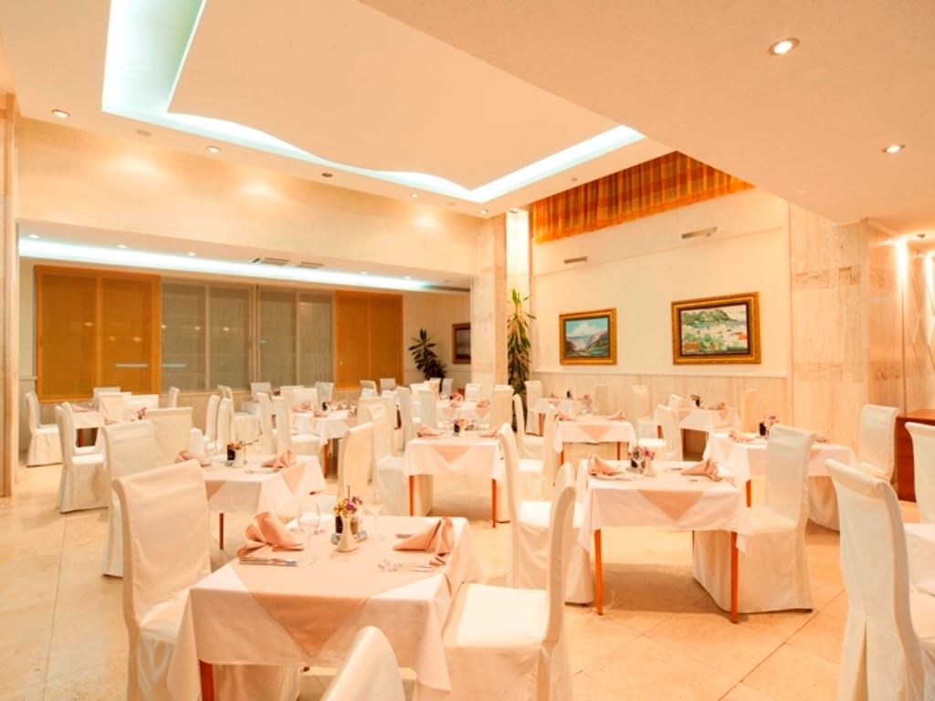 restaurants-restaurant