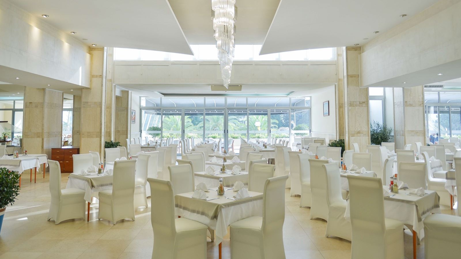 restaurants-main-crystal-restaurant