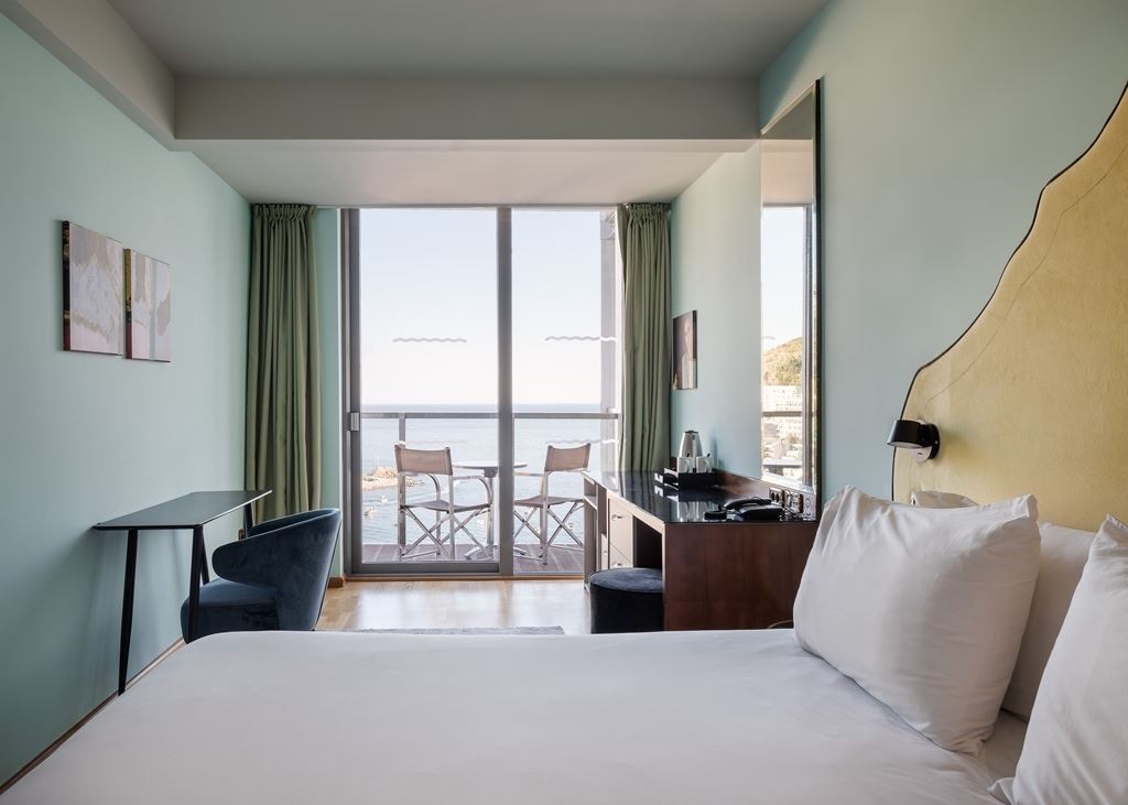 rooms-deluxe-room-with-balcony-and-sea-view