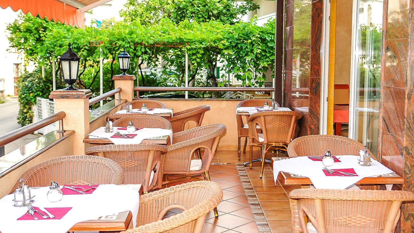 restaurants-restaurants