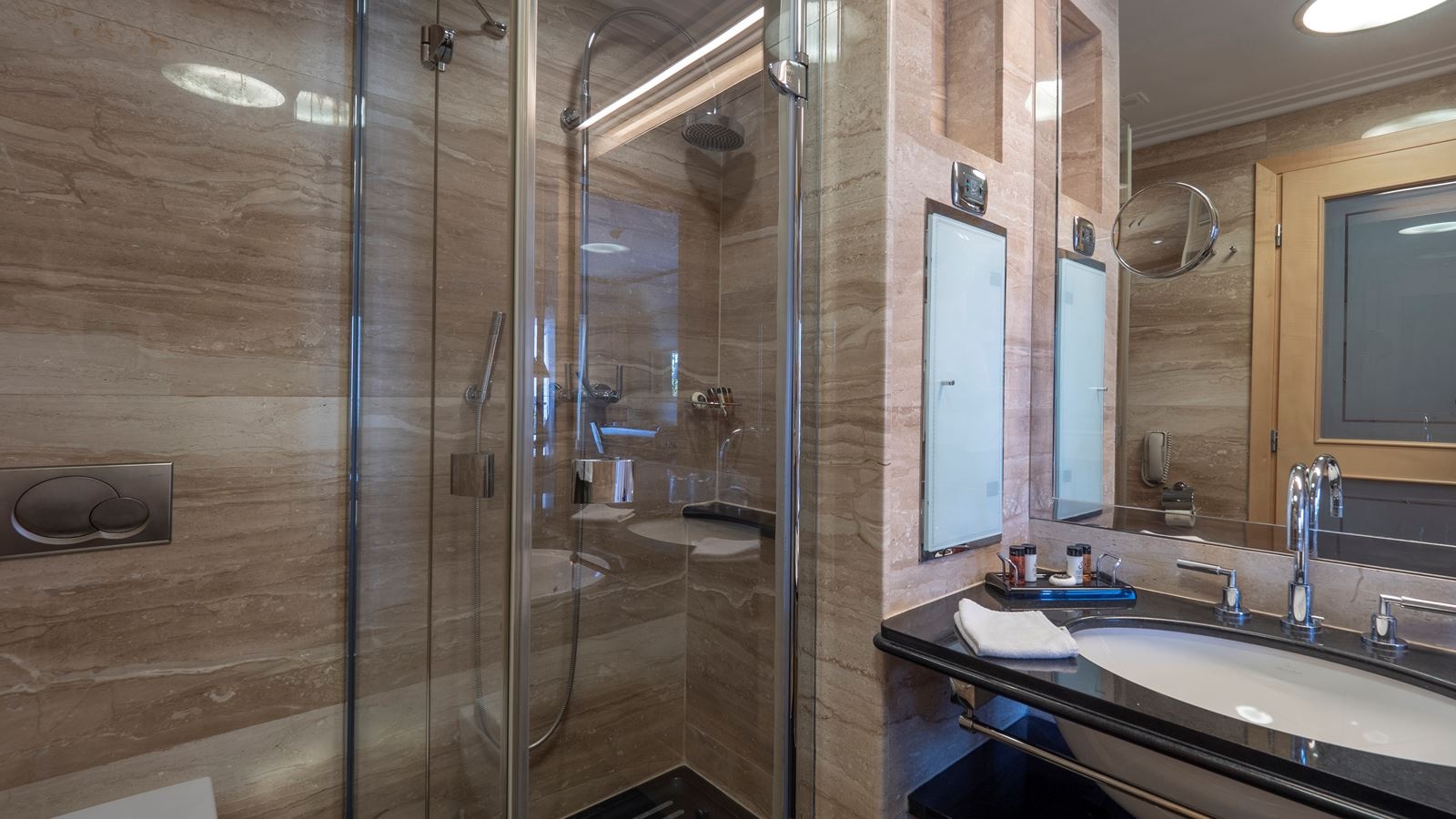 rooms-superior-room-pool-view