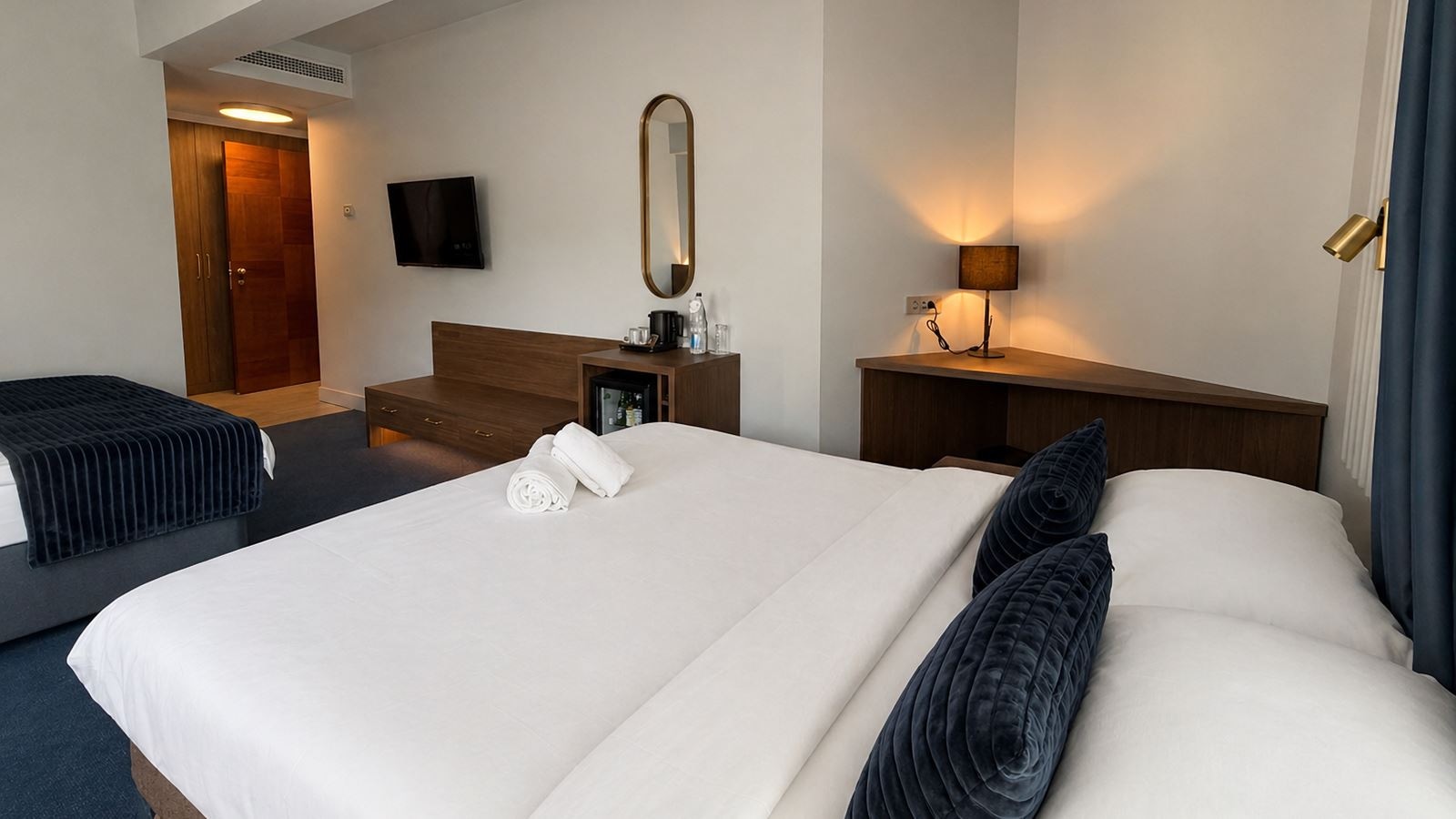 rooms-deluxe-family-room