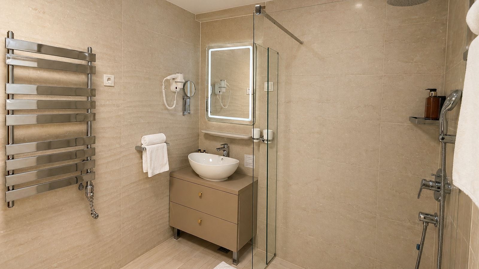 rooms-deluxe-family-room