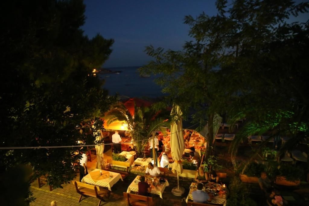 restaurants-restaurants