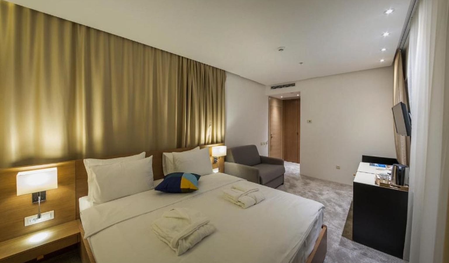 rooms-standard-room-atrium-view