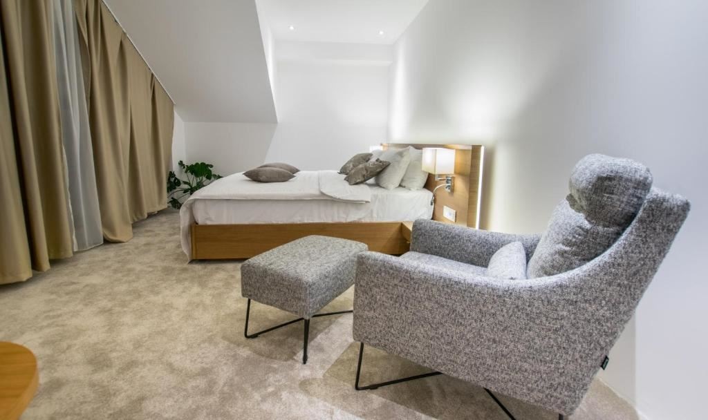 rooms-junior-suite-atrium-view