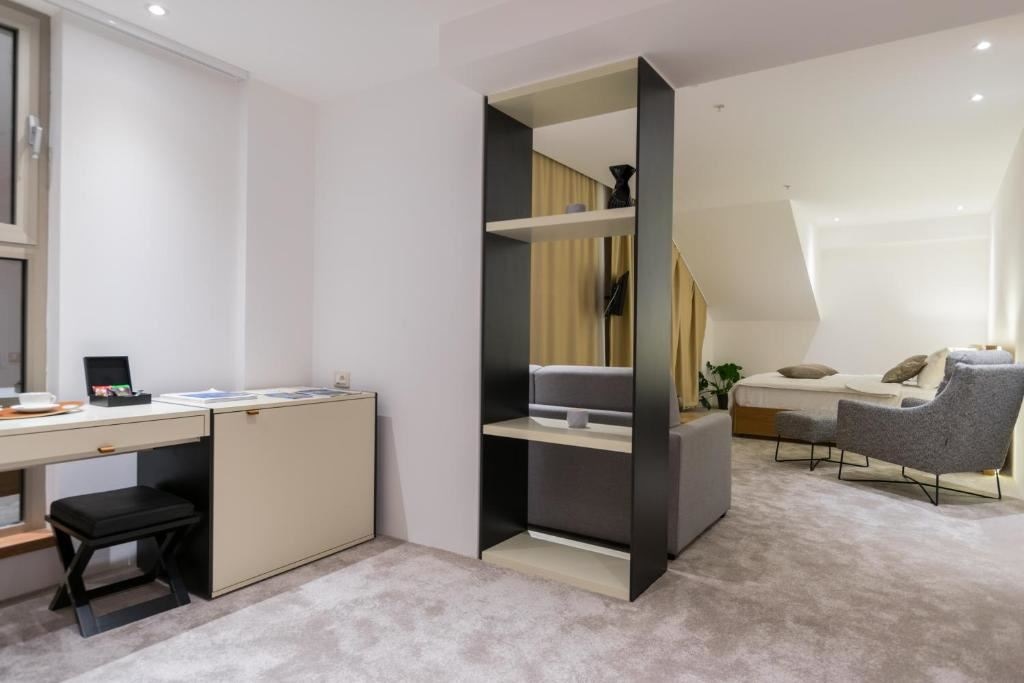 rooms-junior-suite-atrium-view