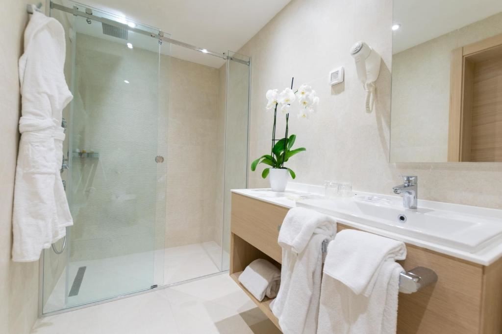 rooms-junior-suite-atrium-view