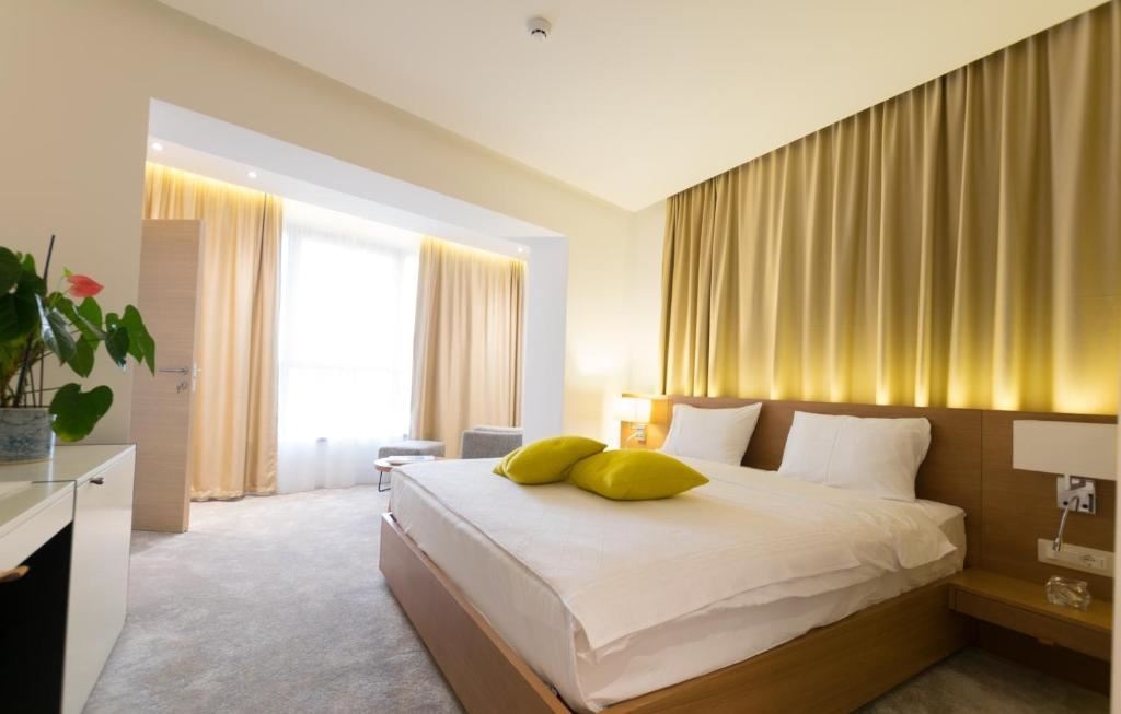 rooms-family-suite-garden-view