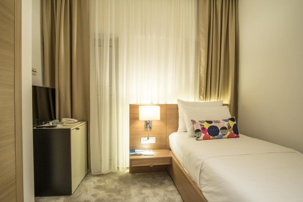 rooms-single-room-atrium-view