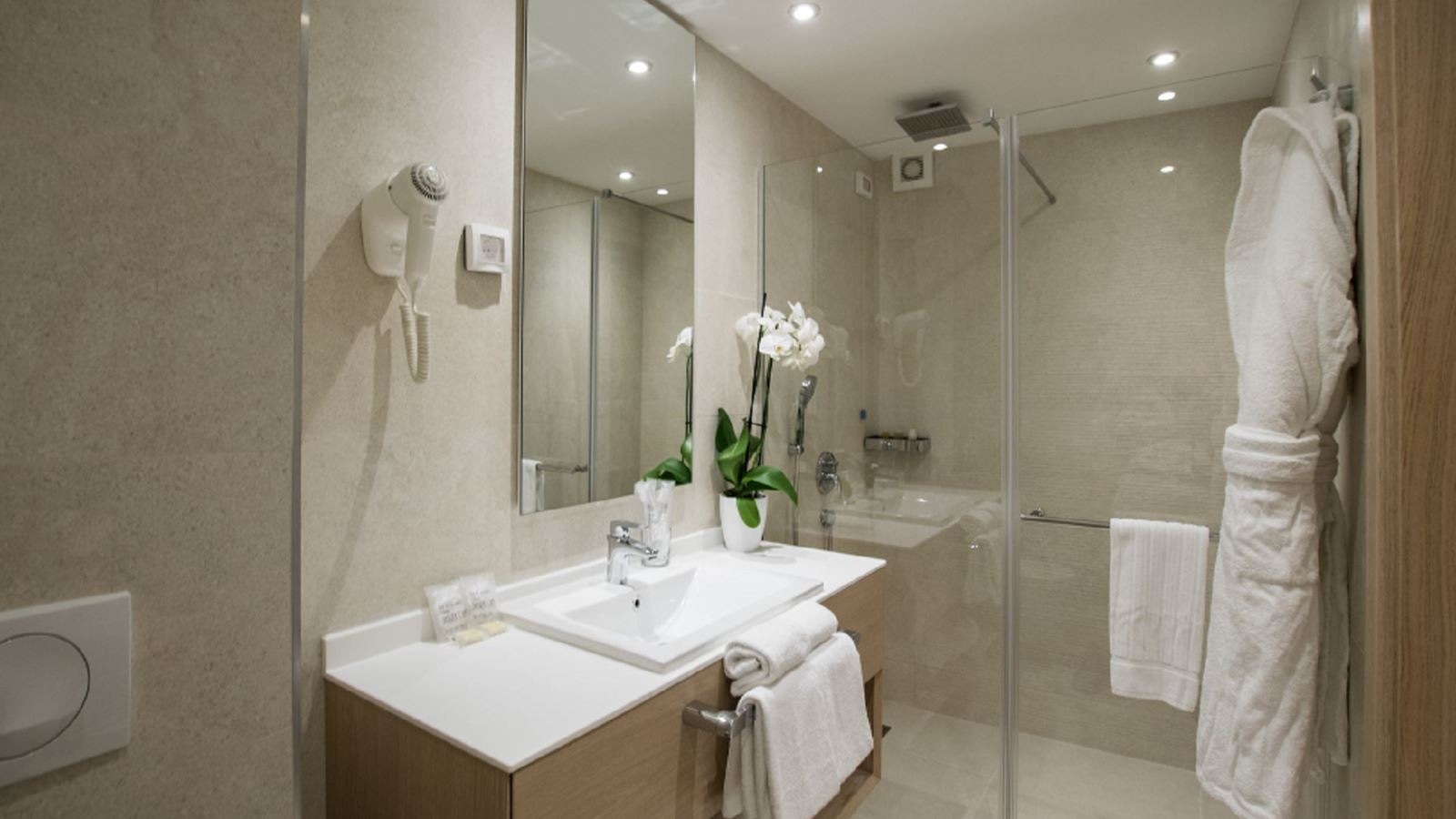 rooms-superior-room-partial-sea-view-balcony