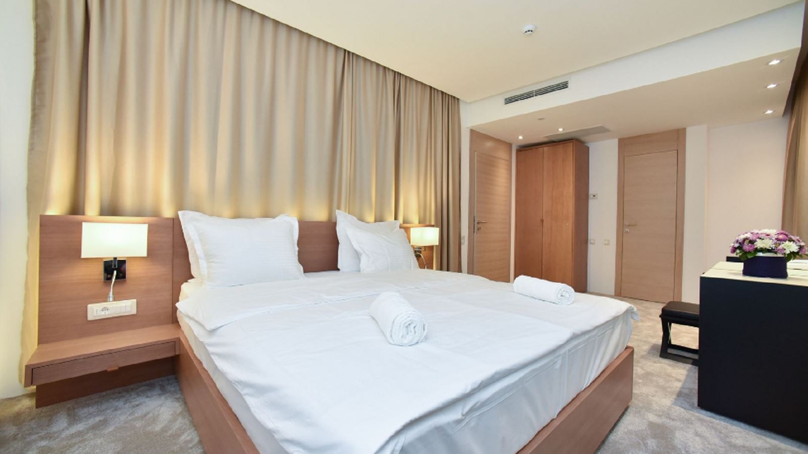 rooms-superior-room-partial-sea-view-balcony