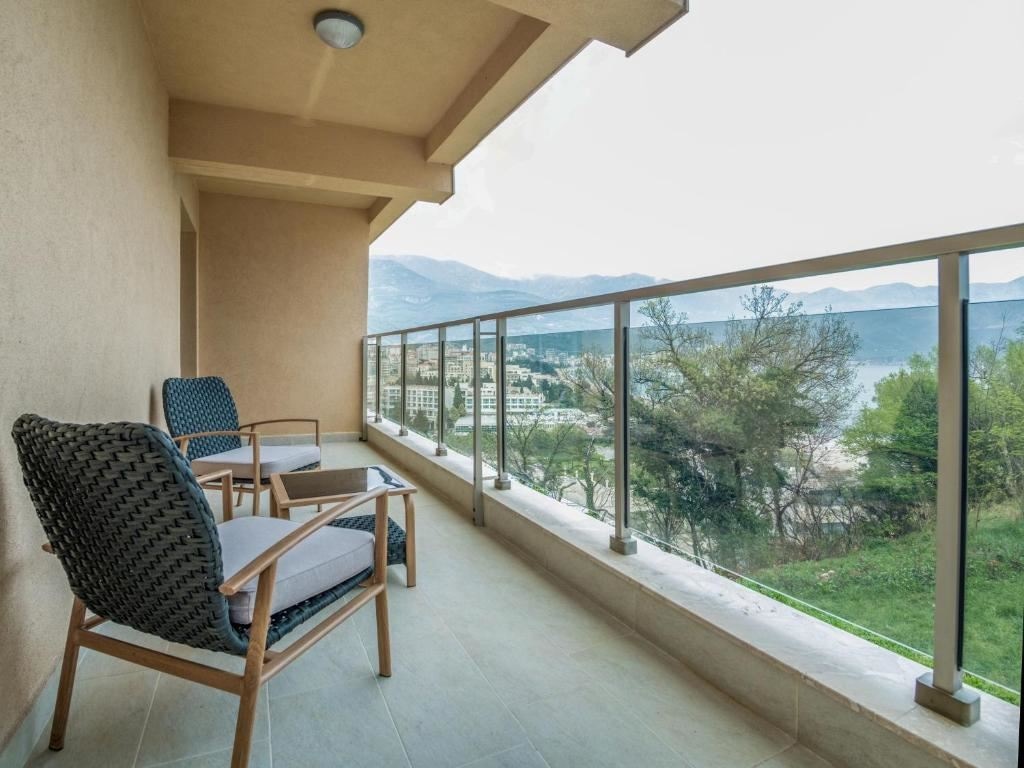 rooms-comfort-suite-partial-sea-view-balcony