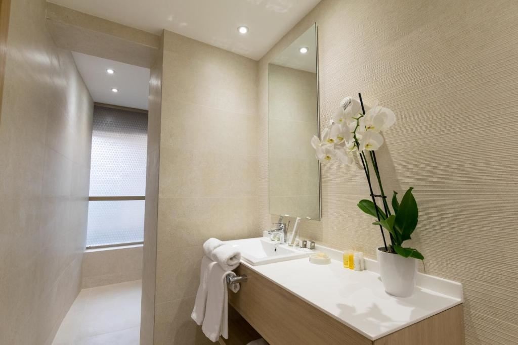 rooms-comfort-suite-partial-sea-view-balcony