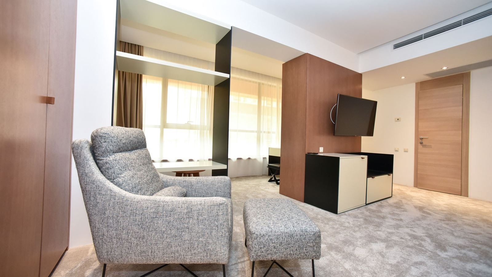 rooms-comfort-suite-partial-sea-view-balcony