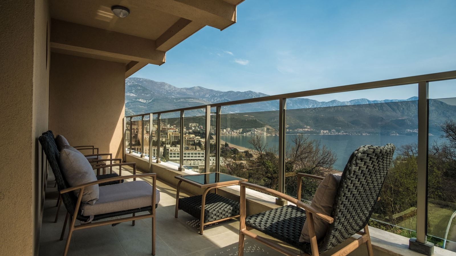 rooms-comfort-suite-partial-sea-view-balcony