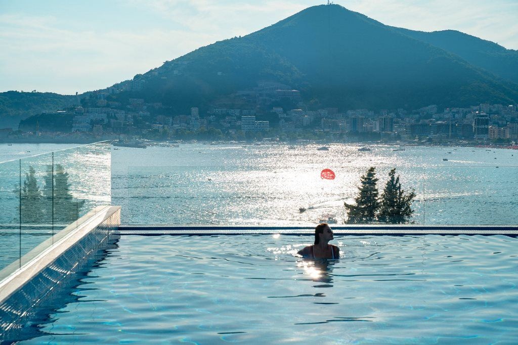 bars-infinity-pool-club