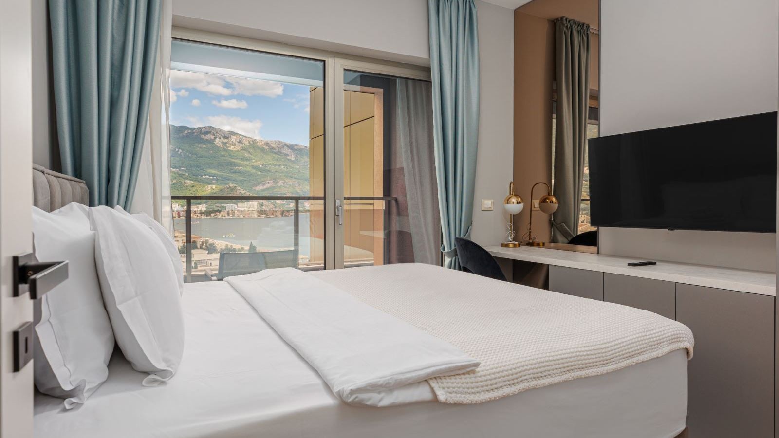 rooms-sea-view-skyline-onebedroom-apartment-with-terrace