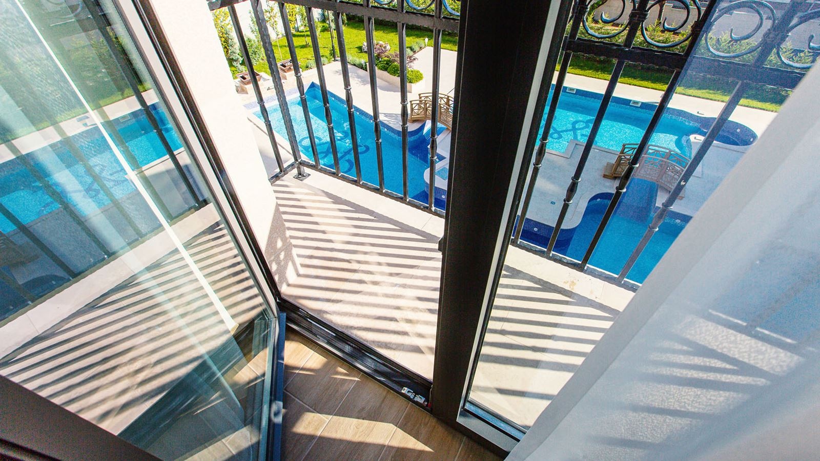 rooms-superior-double-room-pool-view