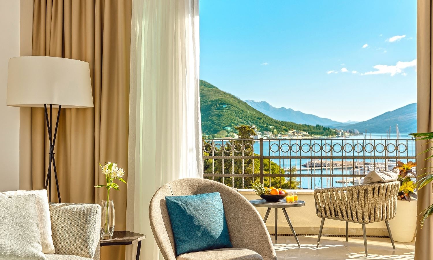 rooms-studio-sea-view-balcony-contemporary-building