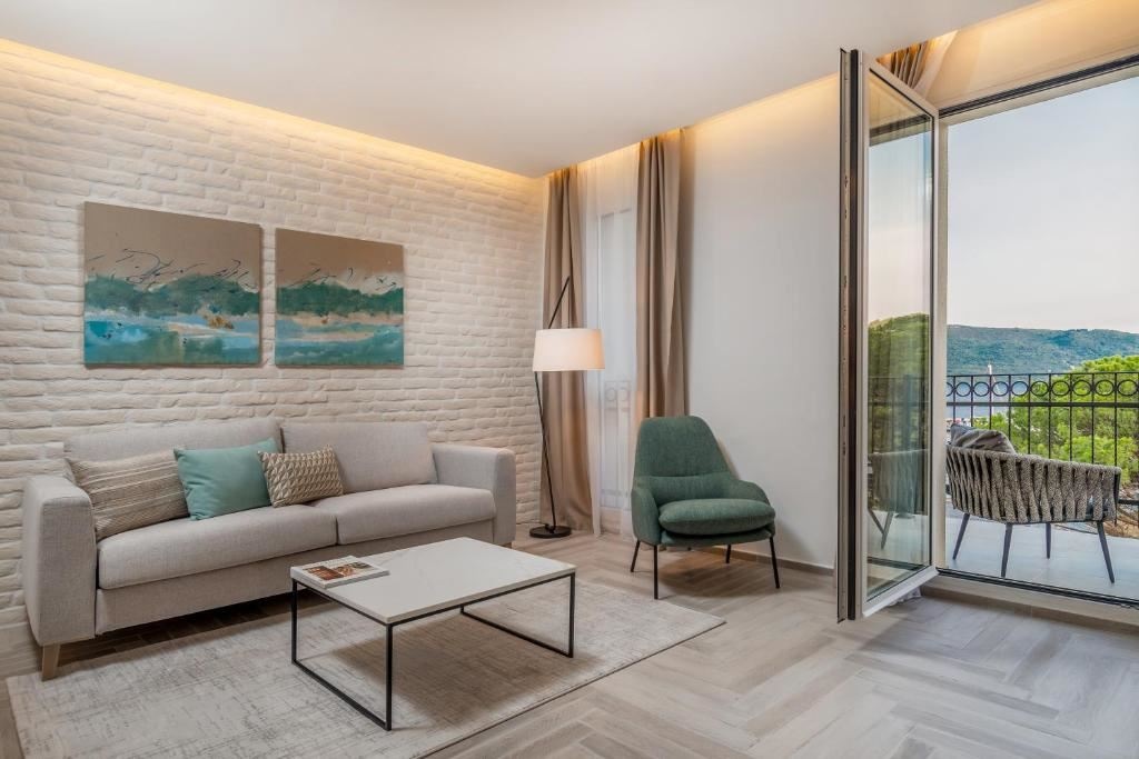 rooms-studio-sea-view-balcony-contemporary-building