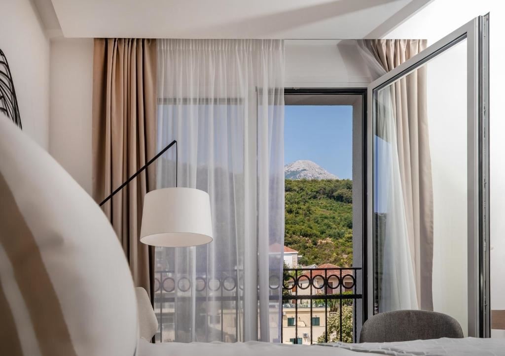 rooms-studio-with-kitchen-contemporary-building