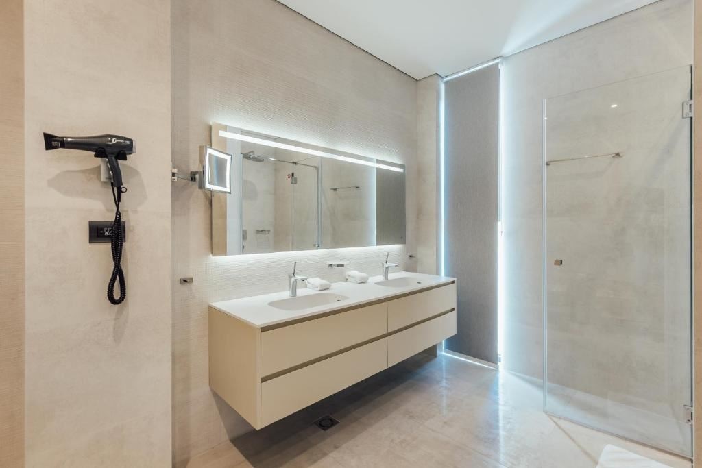 rooms-luux-room-land-view