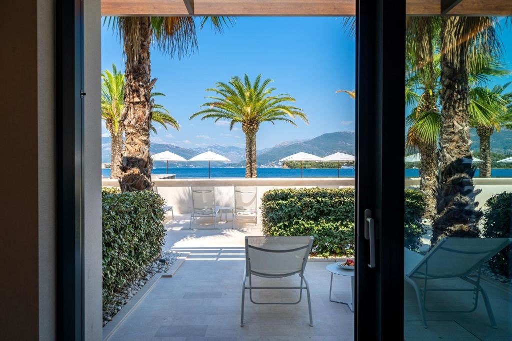 rooms-luux--pool-side