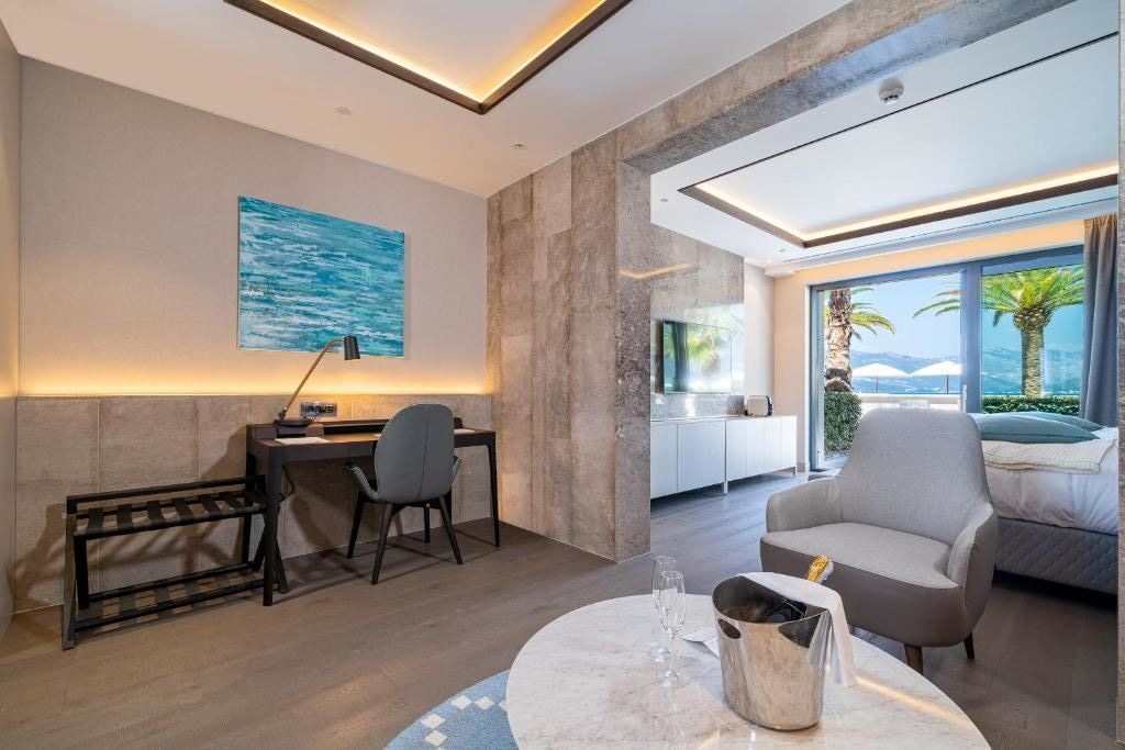 rooms-luux--pool-side