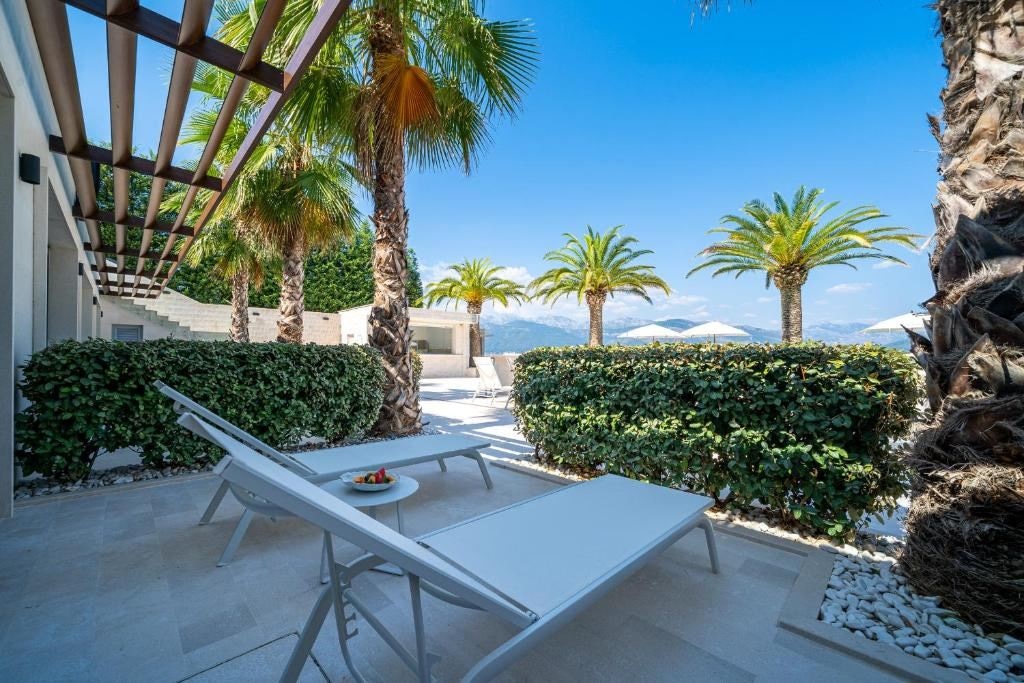 rooms-luux--pool-side