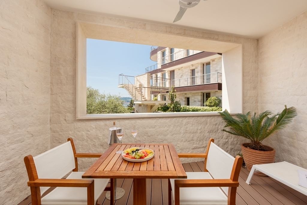 rooms-club-room-sea-view-with-terrace