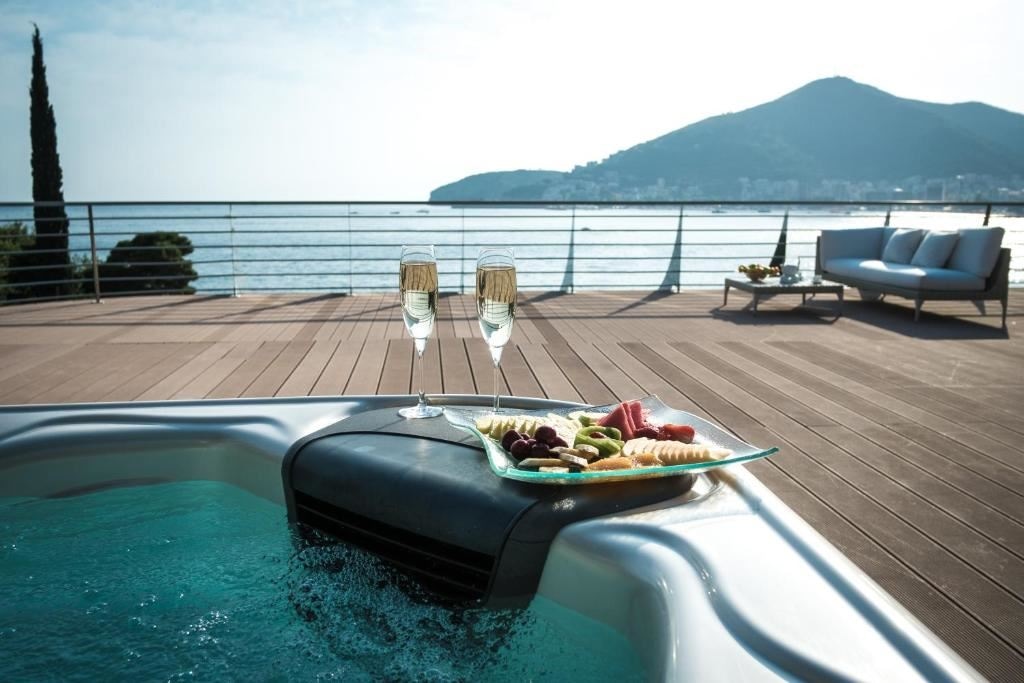 rooms-two-bedrooms-penthouse-sea-side-line