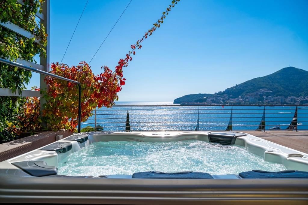 rooms-three-bedrooms-penthouse-sea-side-line