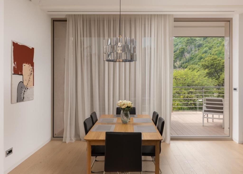 rooms-three-bedrooms-residence-garden-line