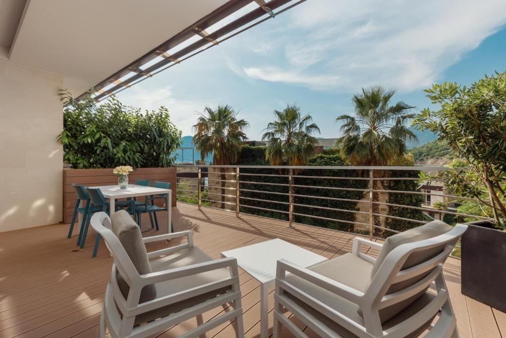 rooms-three-bedrooms-residence-garden-line