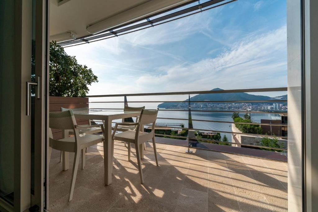 rooms-three-bedrooms-residence-sea-view-sunny-hill-line