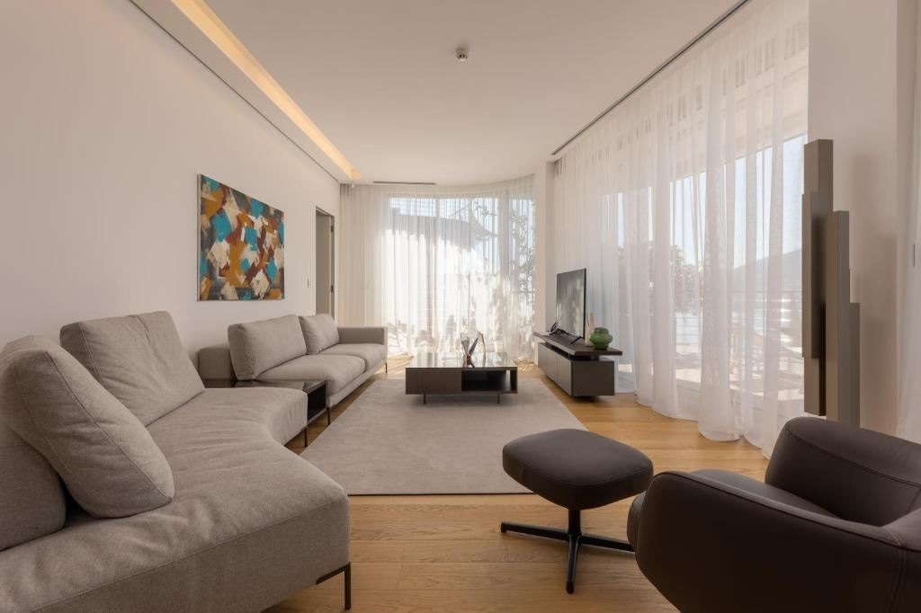 rooms-four-bedrooms-residence-garden-line