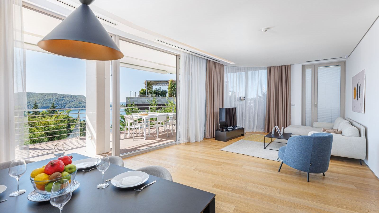 rooms-three-bedrooms-residence-sea-view-sunny-hill-line