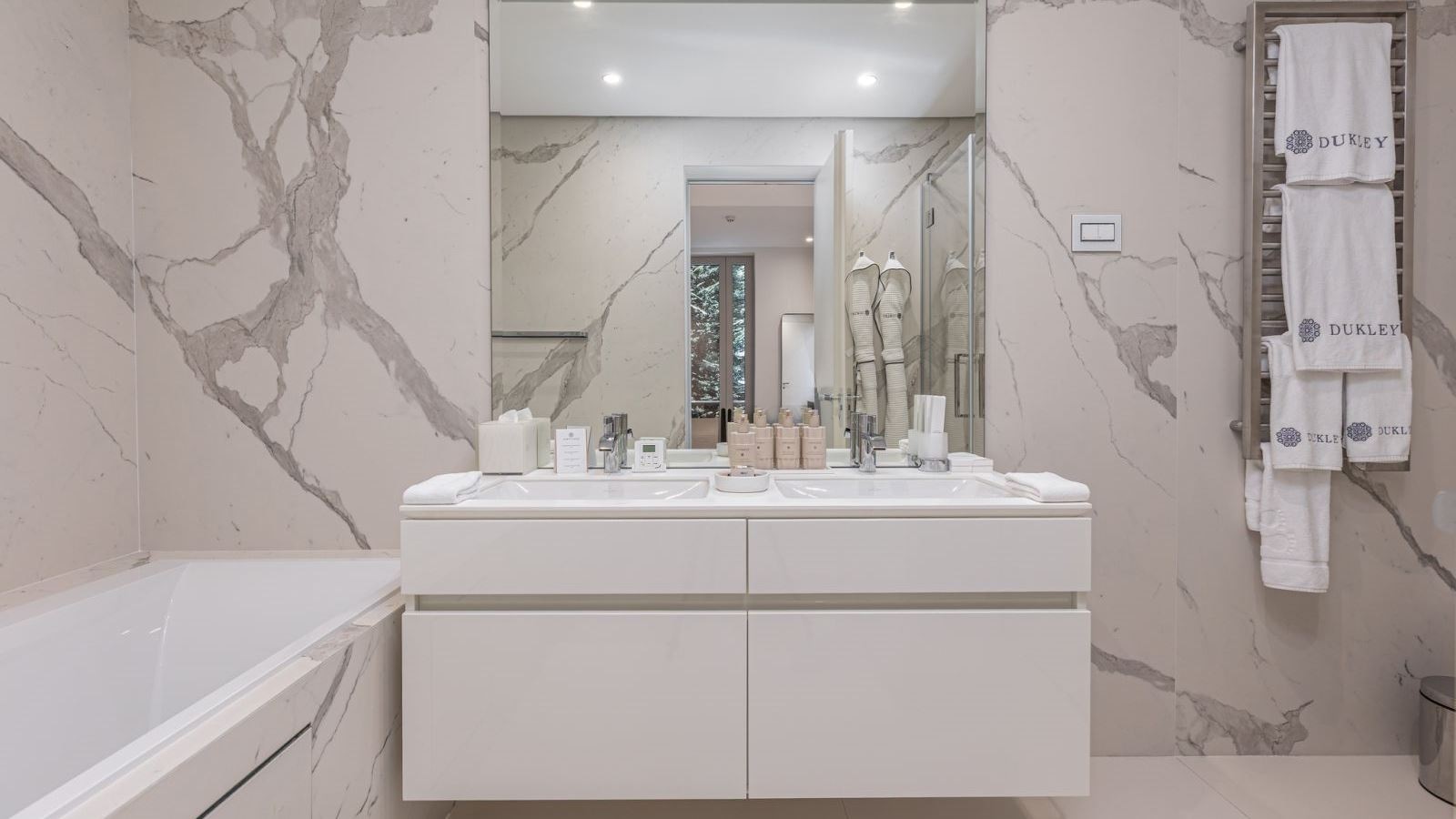 rooms-four-bedrooms-residence-garden-line