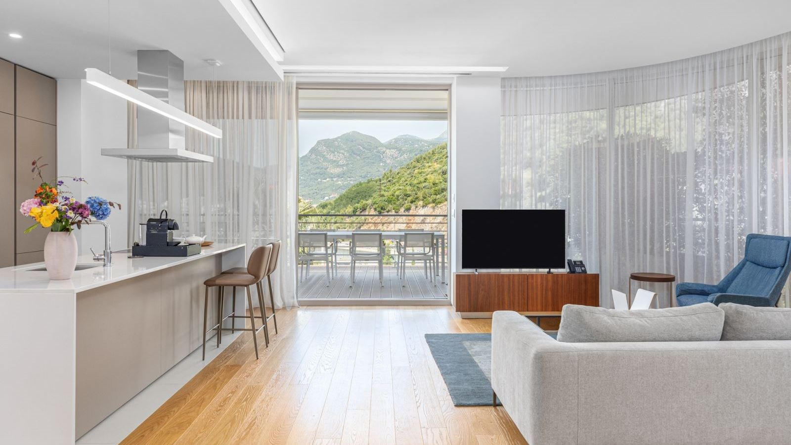 rooms-four-bedrooms-residence-garden-line