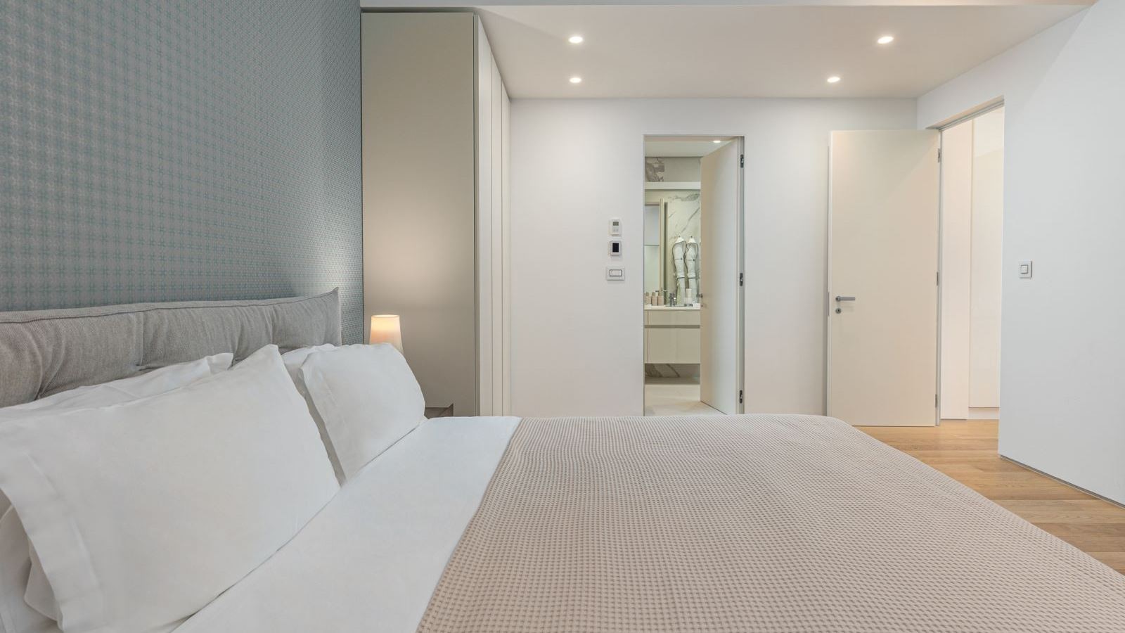 rooms-four-bedrooms-residence-garden-line